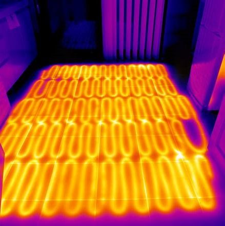 Infrared thermal image of a floor showing a moisture pattern